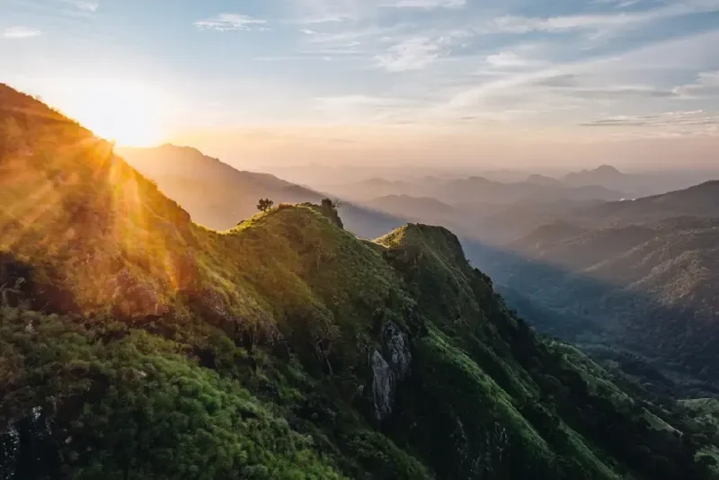 vista-aerea-montanas-tropicales-niebla-amanecer-ella-sri-lanka