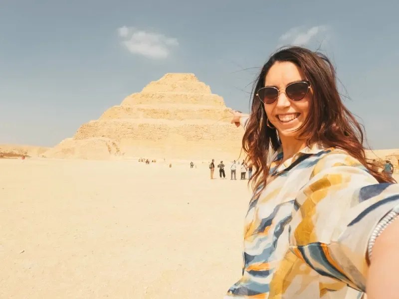 Una Donna davanti alle Piramide Gradoni di Djoser,