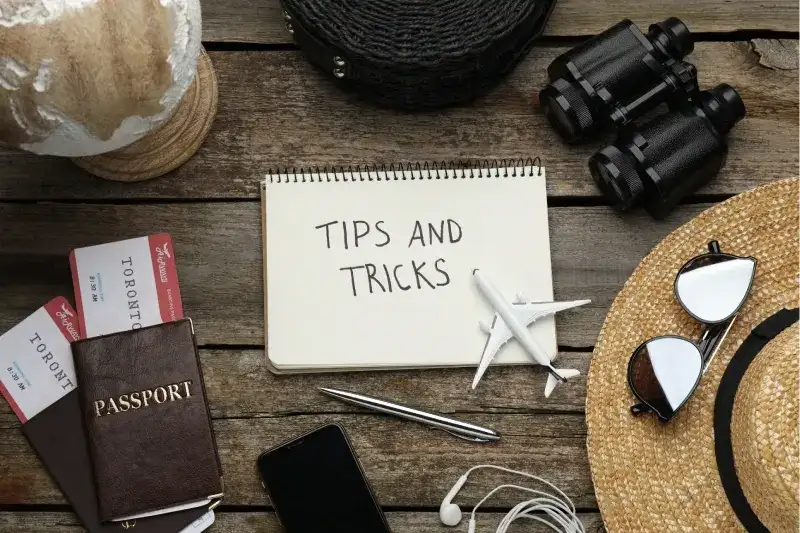 Flache Draufsicht eines Notizbuchs auf einem Holztisch mit Tipps und Tricks.