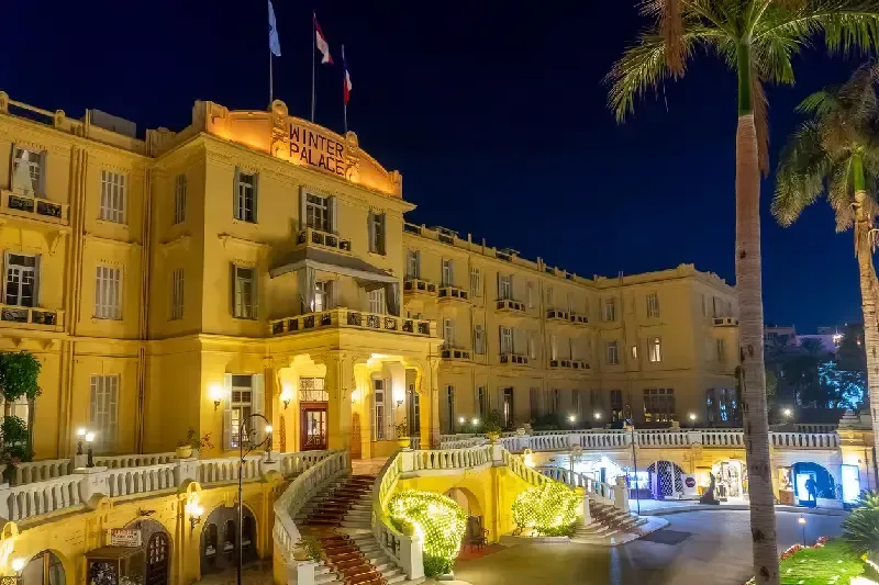 Das berühmte historische Winter Palace Hotel bei Nacht am Ufer des Nils in Luxor, Ägypten
