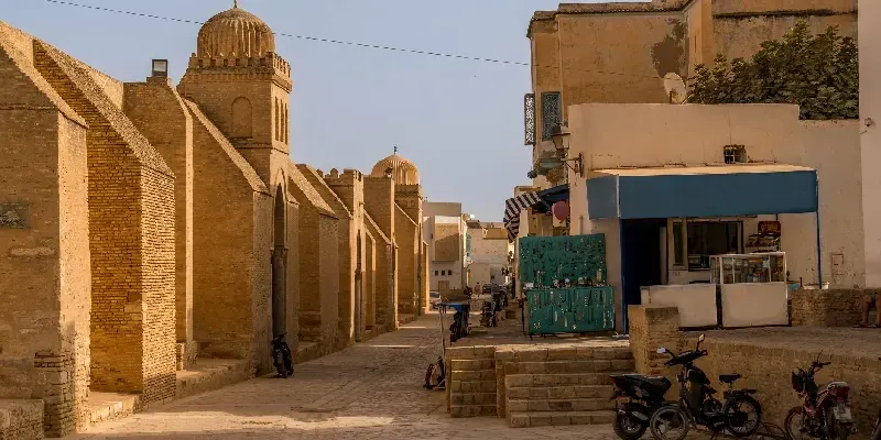 La calle Medina junto a la Gran Mezquita de Kairouan, santuario islámico de la UNESCO en la ciudad antigua de Kairouan, Túnez.
