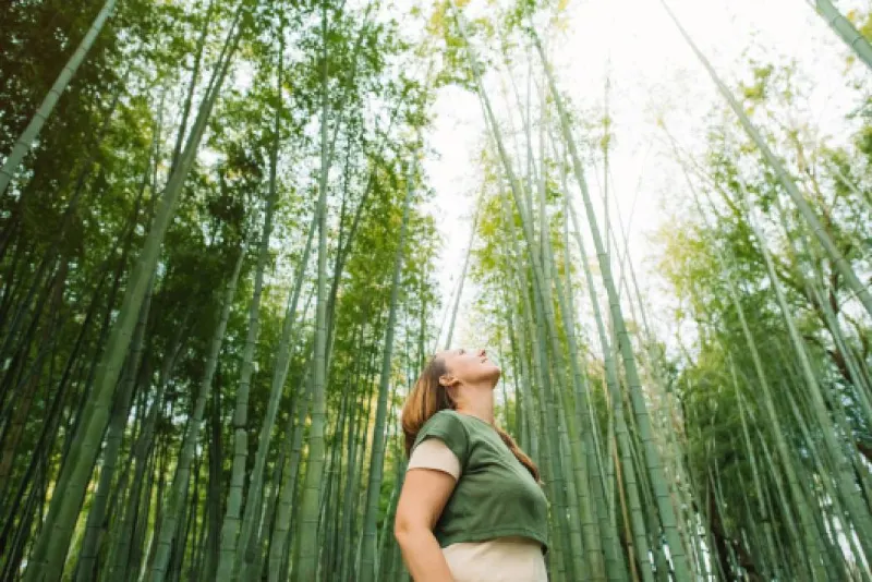 Una turista straniera in un giardino di bambù