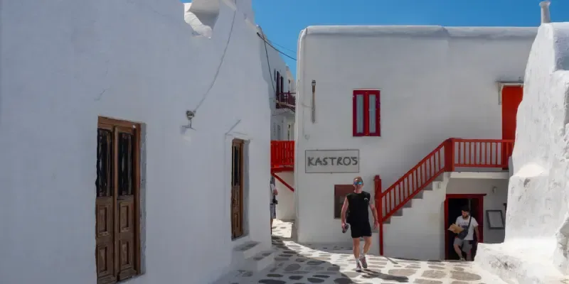 la-iglesia-ortodoxa-blanca-como-la-nieve-de-paraportiani-es-un-monumento-emblematico-de-la-isla-de-mykonos-grecia