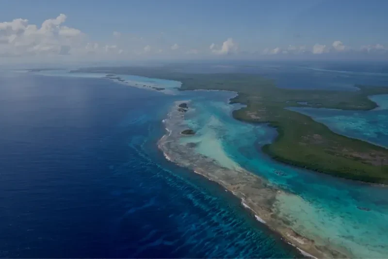 Luftaufnahme des Great Blue Hole und des Lighthouse Reef vor der Küste von Belize.