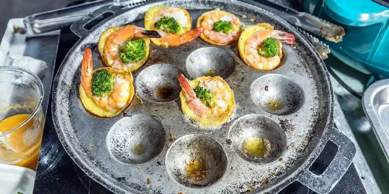 Mini panqueque vietnamita de camarones chisporroteante.