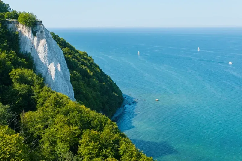 Blick auf die berühmten Kreidefelsen Königsstuhl im Nationalpark Jasmund auf der Insel Rügen an der Ostsee