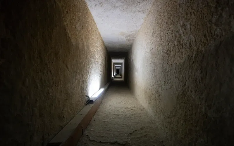 Visite intérieur pyramide Égypte : Chambre du Roi en granit rouge