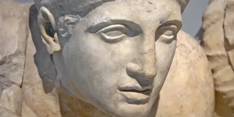 ruinas-antiguas-del-filippeion-en-olimpia-grecia-detalle-de-una-antigua-estatua-griega-humana