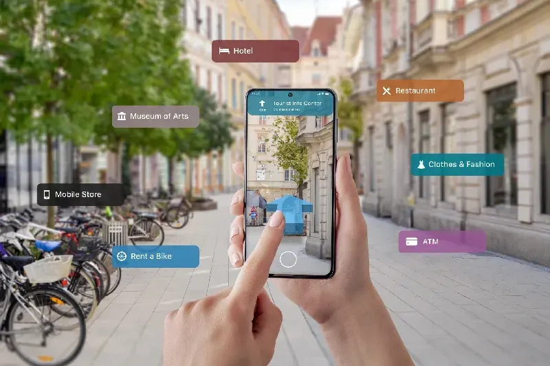Tourist nutzt Smartphone mit Augmented-Reality-Navigation und digitalen Hinweisen.