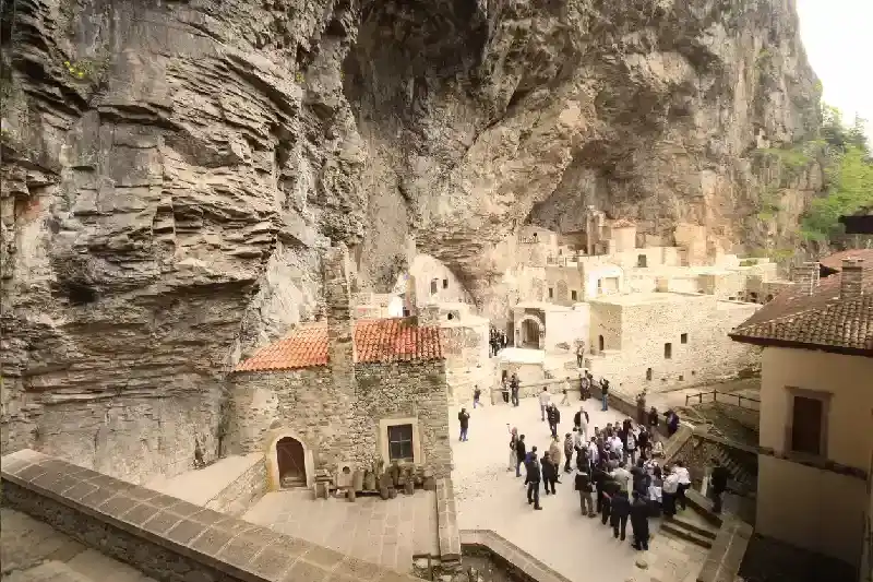 tursiti durante la visita del manstero di sumela , monastero sumela