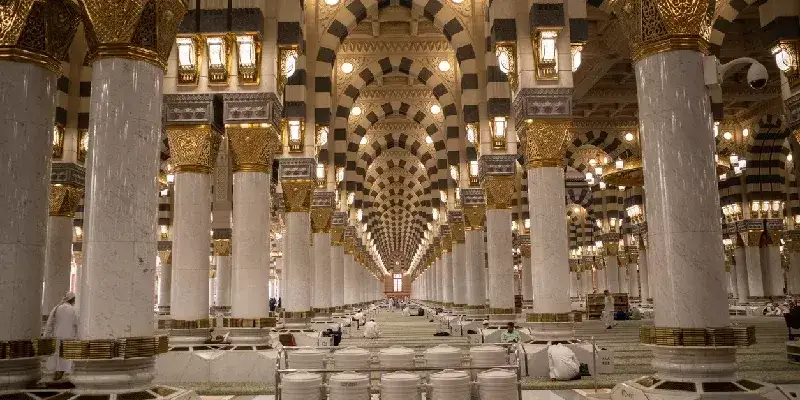 El interior de la Mezquita Nabawi, la Mezquita del Profeta en la ciudad de Medina.