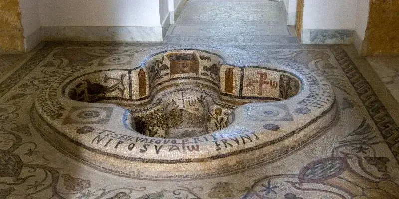 Pila bautismal de mosaico muy antigua en el Bardo, Túnez.