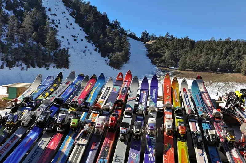 esquis-coloridos-alinhados-em-fila-numa-estancia-de-esqui-em-ifrane