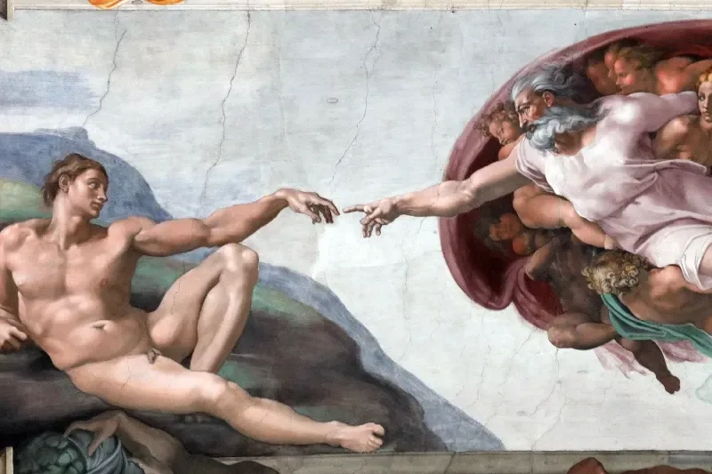 Fresko „Die Erschaffung Adams“ von Michelangelo an der Decke der Sixtinischen Kapelle