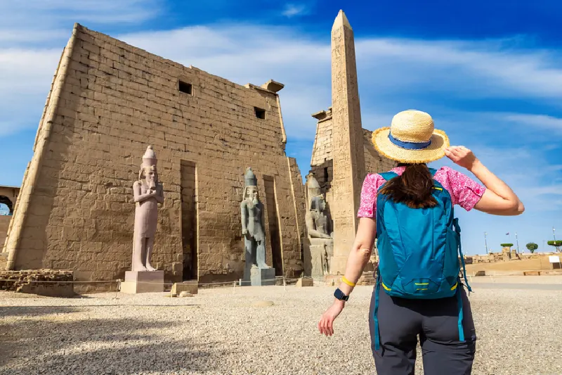 Turista en el Templo de Luxor en un día soleado, Luxor, Egipto.