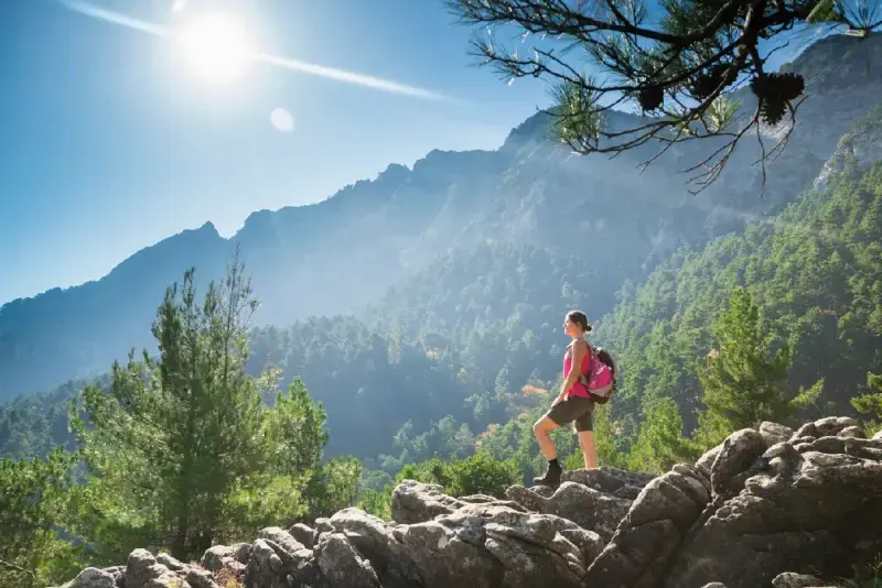 joven-mujer-en-forma-hace-senderismo-por-una-montana-y-disfruta-de-las-vistas-en-la-isla-de-tasos-grecia