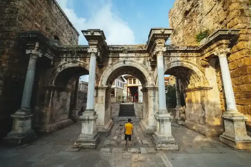 un turista davanti il portone di Adriano , tempio di adriano 