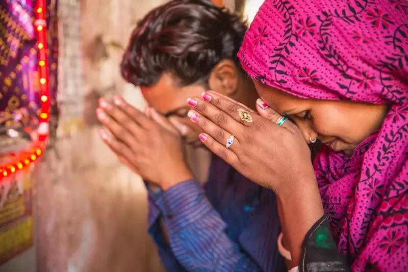 Hermosa joven pareja hindú durante el Puja, en una calle de Jaipur.