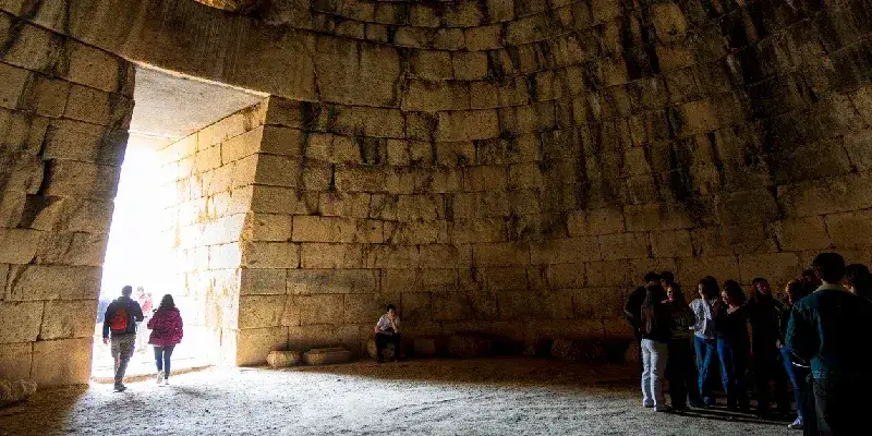 el-tesoro-de-atreo-o-tumba-de-agamenon-una-impresionante-tumba-tholos-en-micenas-grecia