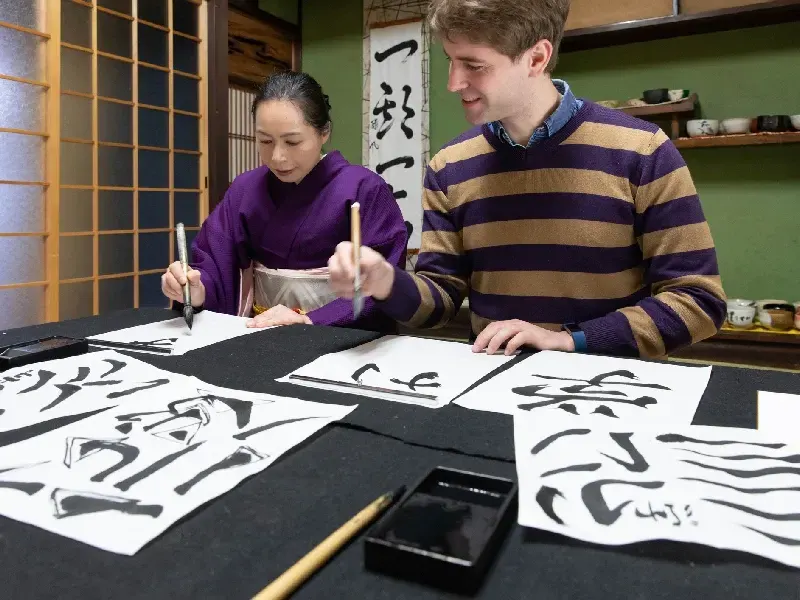 Extranjeros aprendiendo cultura japonesa.