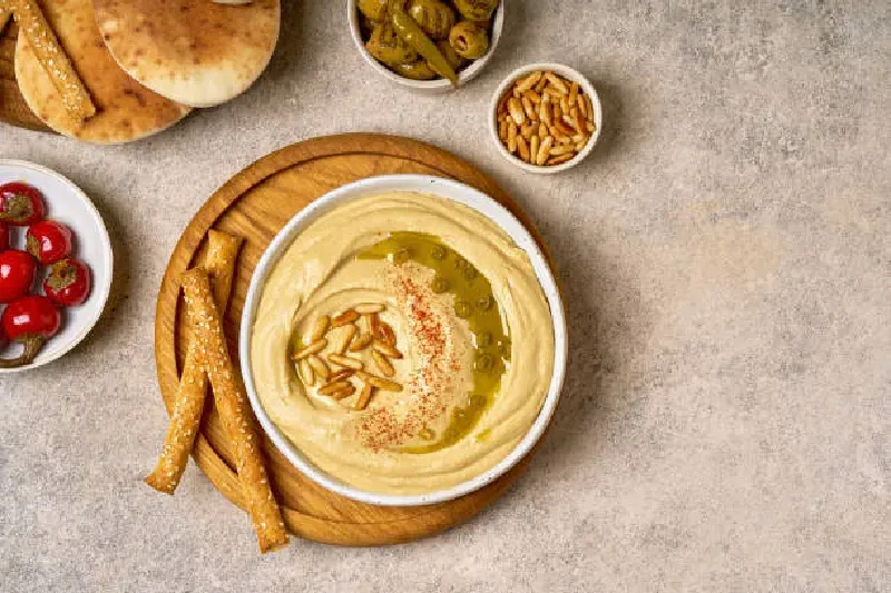 Hummus-Dip mit Kichererbsen, Oliven und Pita-Brot