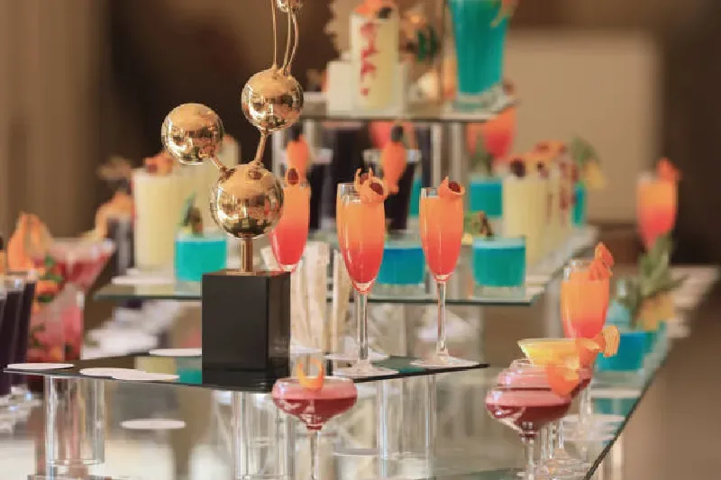Verschiedene bunte Cocktails, alkoholisch und alkoholfrei, stilvoll präsentiert