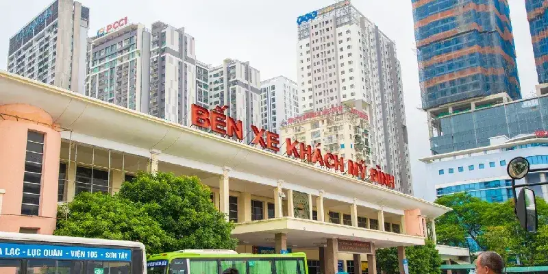 Estación de autobuses My Dinh para viajes locales hacia el norte de Vietnam, en el centro de la ciudad.