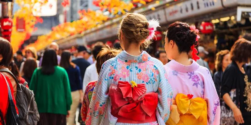 Turista straniero non identificato che indossa il kimono