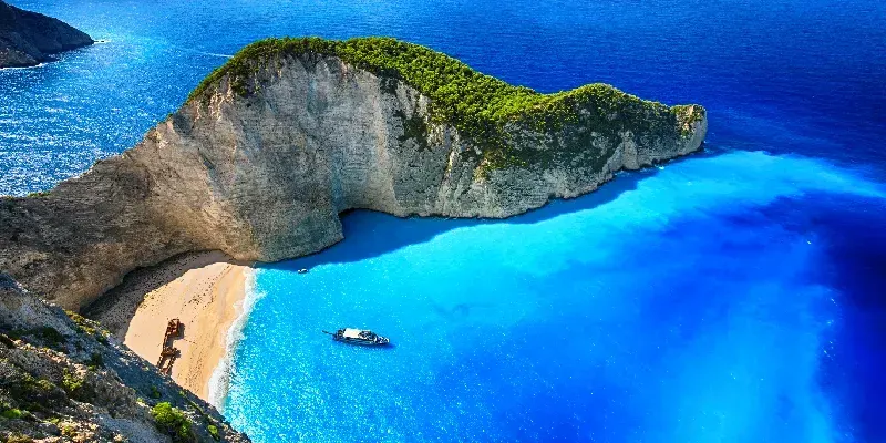 Vista aérea de la playa Navagio (playa del naufragio), isla de Zakynthos, Grecia.