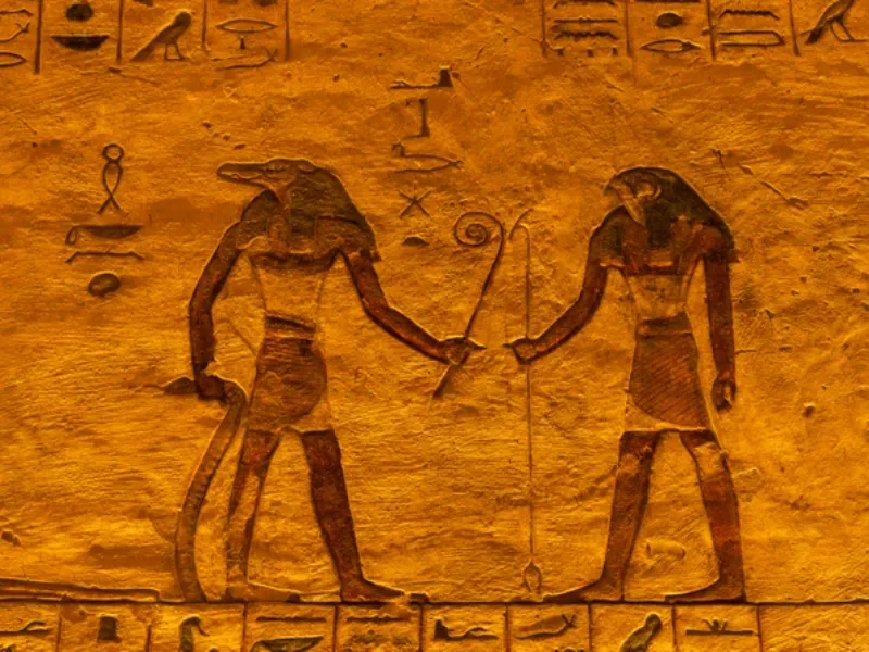 Rilievo di Sobek dio egizio con la testa di coccodrillo e lo scettro