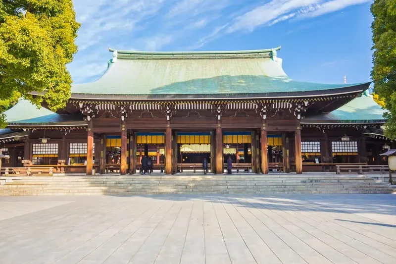 salao-principal-com-telhado-verde-do-santuario-meiji