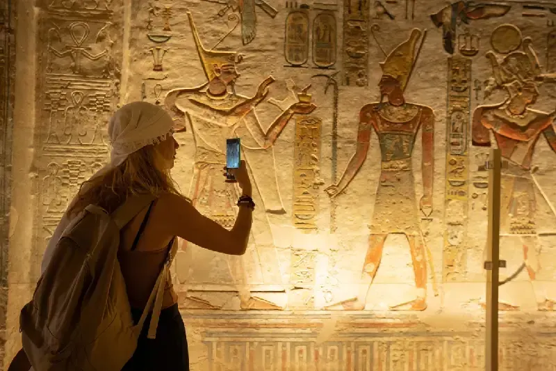 Antike ägyptische Hieroglyphen auf einer historischen Steinwand.
