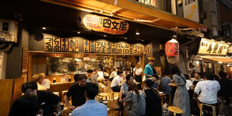Gente en los restaurantes de Shinjuku, Tokio, Japón, por la noche.