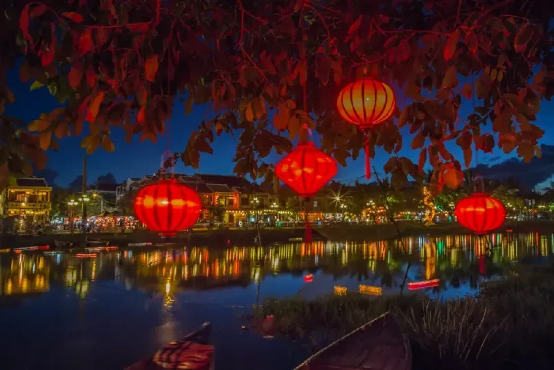 Linternas y luces de colores sobre el río en Hoi An, Vietnam.