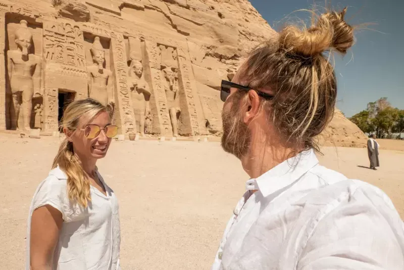 pareja en El Templo de Abu Simbel