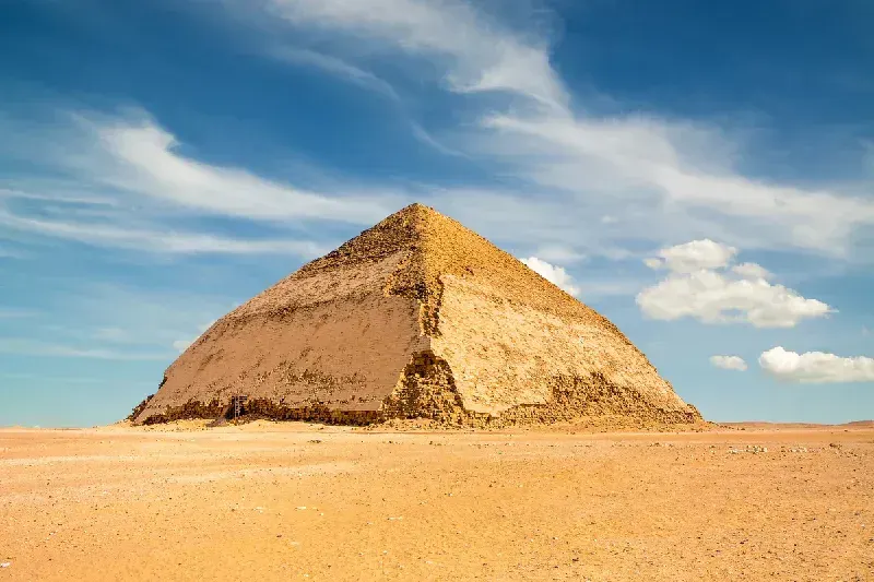 Berühmte Knickpyramide in Dahschur, Ägypten – einzigartige Pyramide aus der Zeit des Alten Reiches.