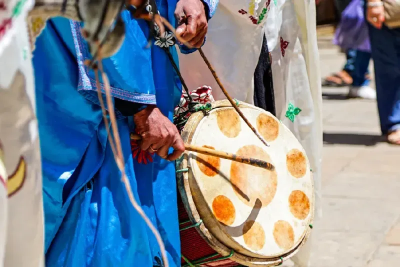 primer-plano-de-musicos-tradicionales-tocando-tambores-de-mano-en-la-medina-de-fez-marruecos