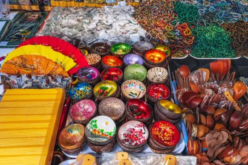 Diversos souvenirs en el mercado de Hoi An.