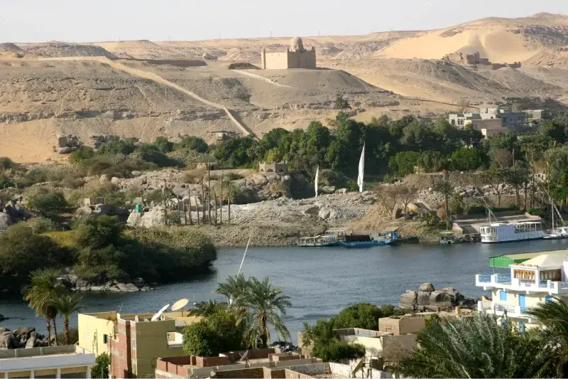 Una veduta del fiume Nilo ad Assuan con il mausoleo dell'Aga Khan sullo sfondo.