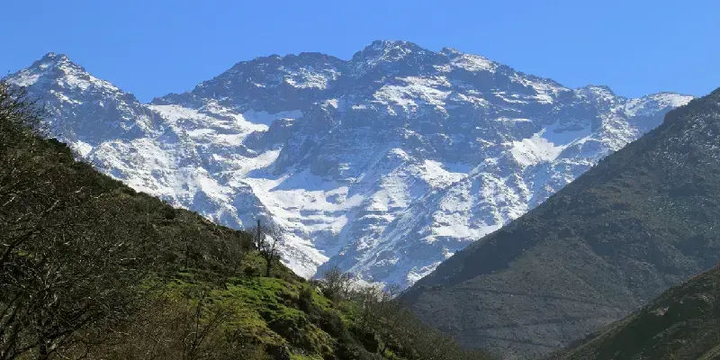 Picos montañosos cubiertos de nieve en el Parque Nacional de Toubkal, Marruecos.