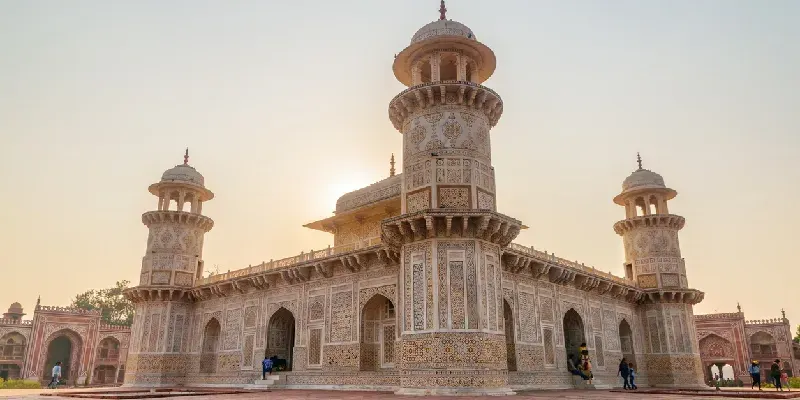 Impresionante vista de la Tumba de Itimad-ud-Daulah en Agra, India.