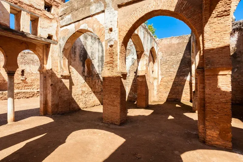 arcos-em-tijolo-e-pilares-no-interior-das-ruinas-da-mesquita-de-chellah