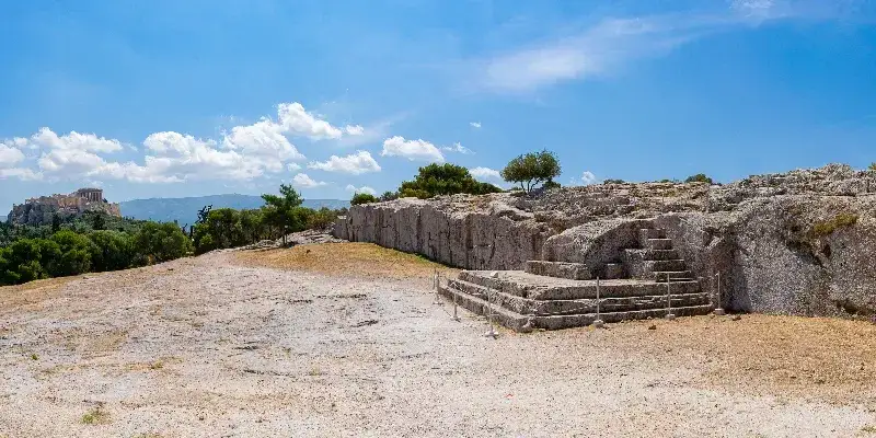 escalones-de-la-pnix-donde-nacio-la-democracia-con-la-acropolis-al-fondo
