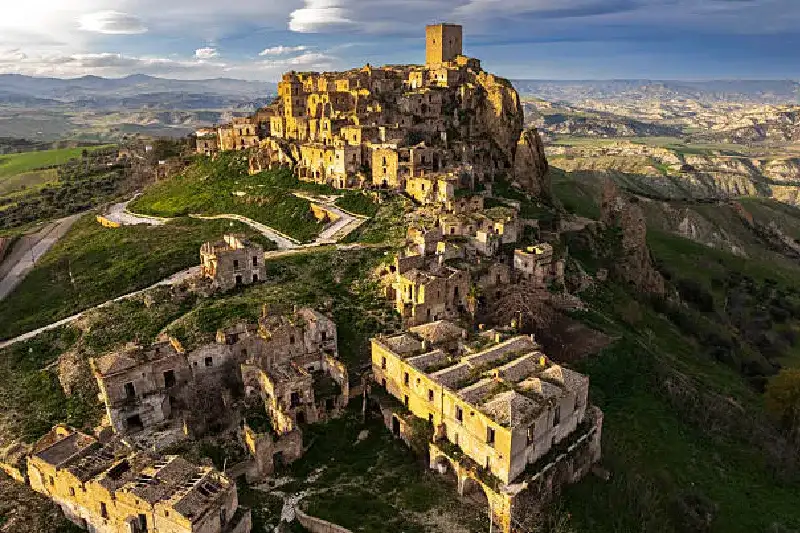 Verfallendes Dorf Craco, die sogenannte Geisterstadt, Luftaufnahme, Basilikata, Italien