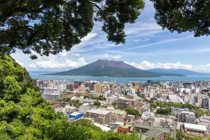 paisagem-urbana-de-kagoshima-com-vulcao-sakurajima-ao-fundo-ilha-de-kyushu-japao