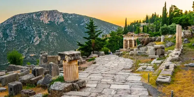 vista-atardecer-tesoro-atenienses-antiguo-sitio-delfos-grecia