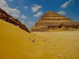 Pyramide à degrés de Djoser à Saqqarah, première pyramide de l'histoire