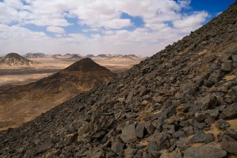 Wilde Schwarze Wüste aus ägyptischem Basalt, gesehen von einem Hügel