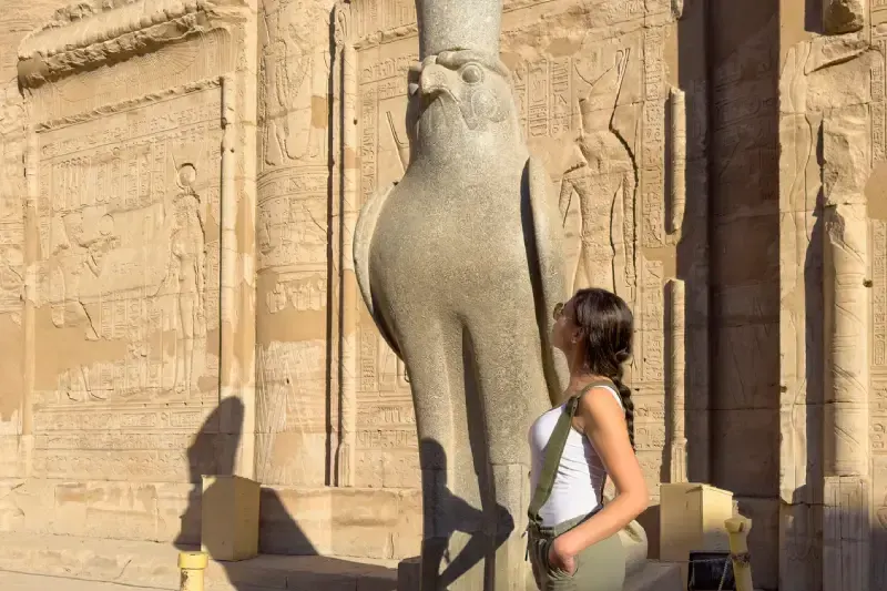 Donna al Tdmpio di Edfu