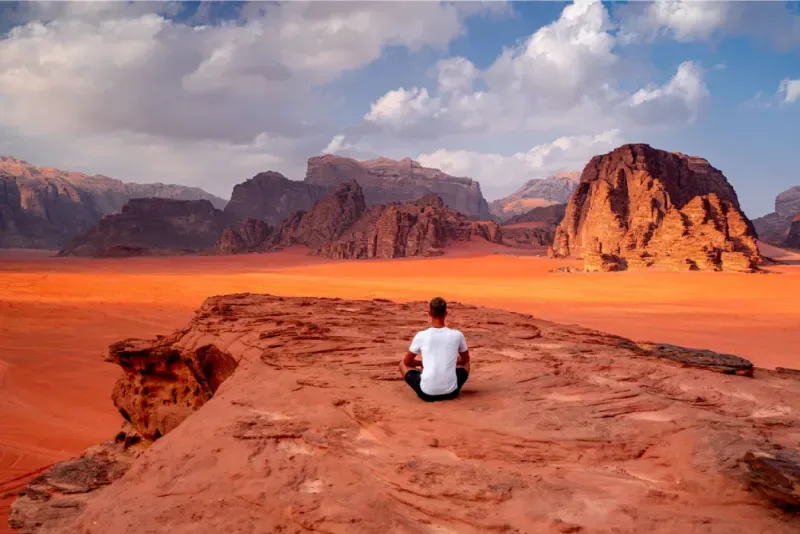 Viaggiatore davanti al panorama di Wadi Rum